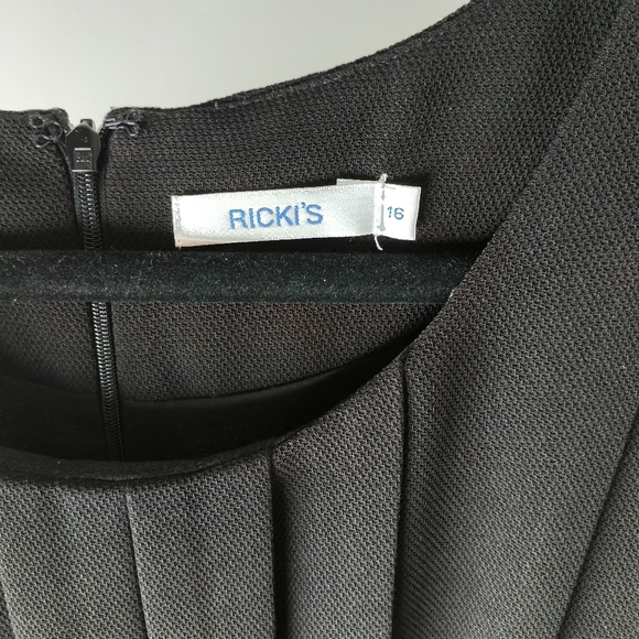Ricki's Black Pleat Front Scuba Dress Sz 16 - Picture 4 of 7